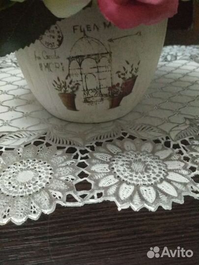 Искусственные розы в горшке