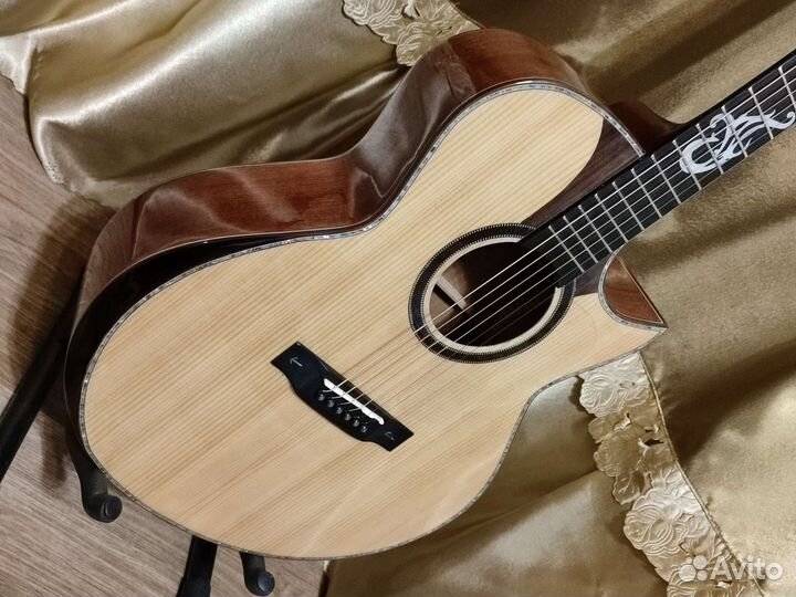 Акустическая гитара(массив)