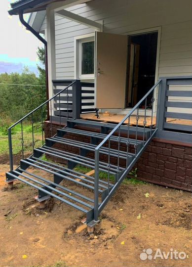 Облицовка лестничного металлокаркаса деревом