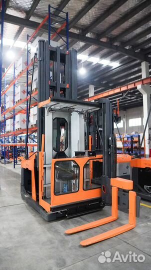 Самоходный узкопроходный штабелер