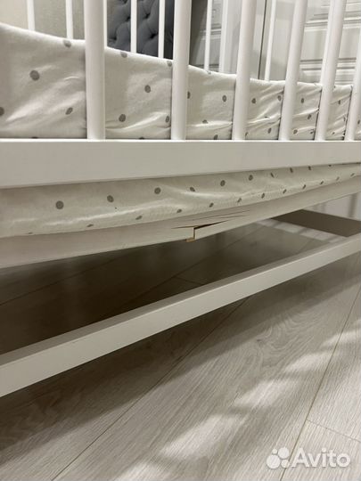 Кроватка детская с маятником