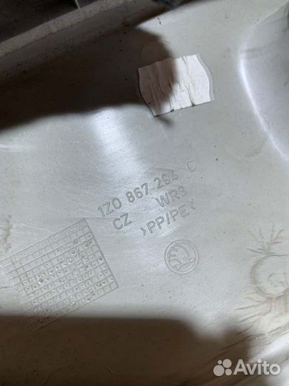 Накладка стойки средней правая Skoda Octavia A5