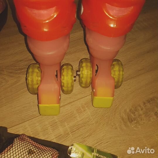 Роликовые коньки с защитой и шлемом