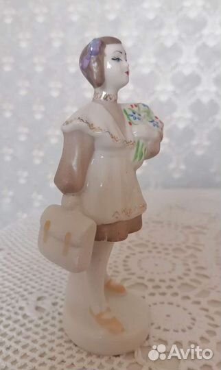 Статуэтка фарфор