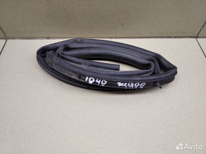 Уплотнитель капота Hi Lux 2015