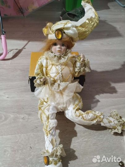 Кукла музыкальная фарфоровый арлекин