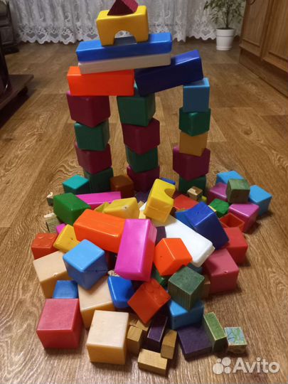 Кубики деревянные и пластмассовые