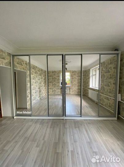 Шкаф купе большой белый и зеркальный