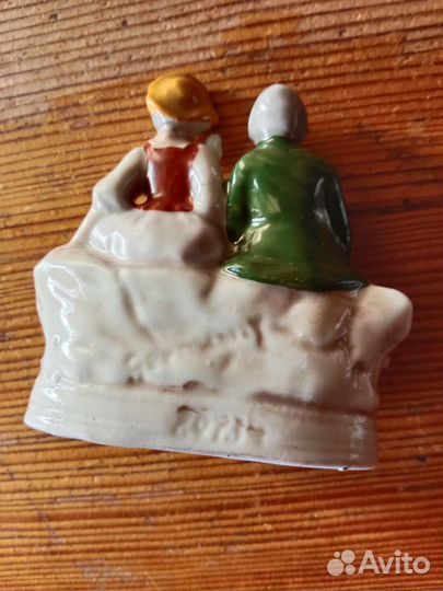 Миниатюрная статуэтка из фарфора