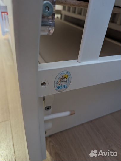 Детская кроватка с маятником и ящиком