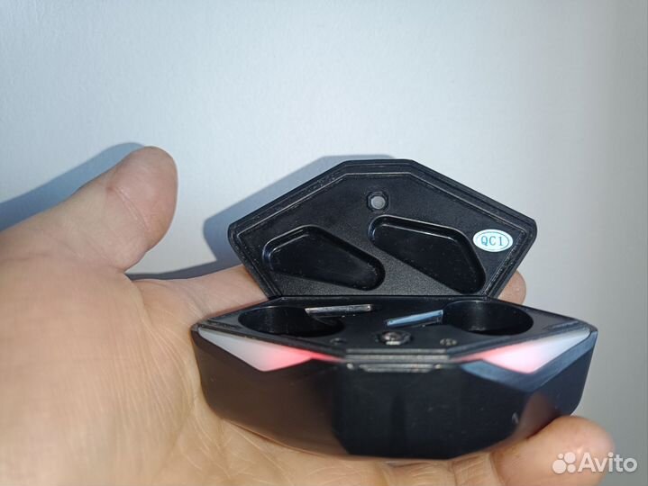 Кейс от беспроводных наушников QC1
