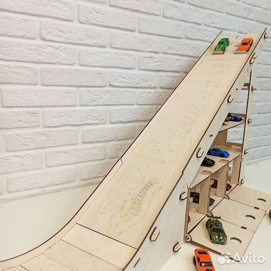 Парковка трамплин для машинок из дерева