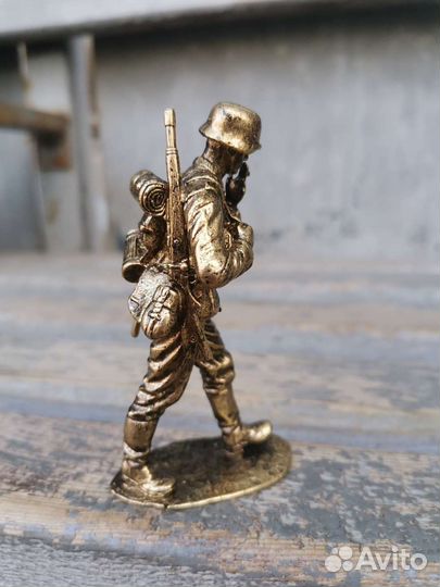 Фигурка немецкий солдат бронза