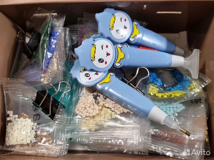 Стразы и стилус (инструменты) для алмазной мозаики