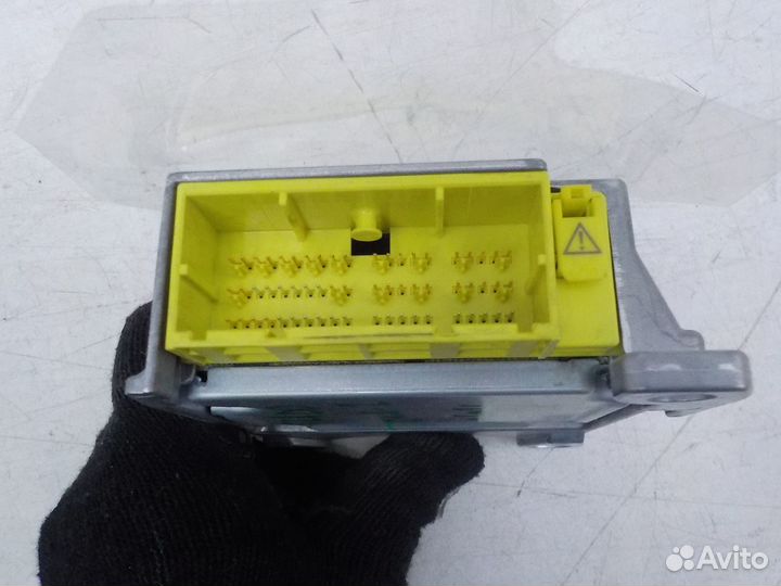 Блок управления подушками безопасности Toyota Land