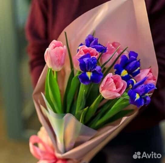 Букет с ирисами и тюльпанами цветы и подарки на де