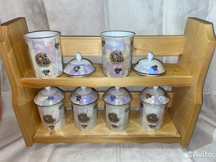 Деревянная полка с банками для кухни