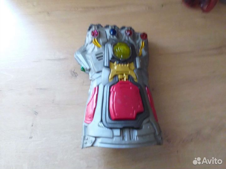 Перчатка таноса