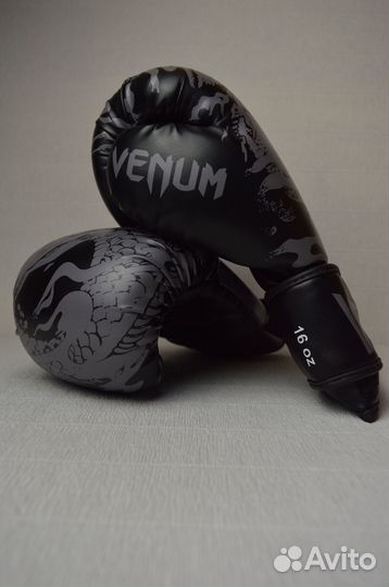 Боксерские перчатки Venum