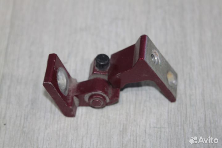 Петля правой двери VW Polo-Jetta Skoda Rapid