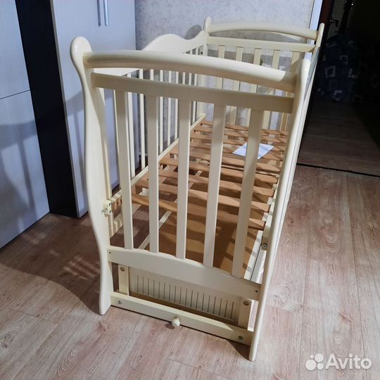 Детская кроватка с маятником и ящиком