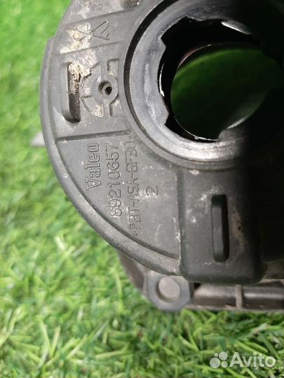 Фара противотуманная левая на Toyota Avensis T250