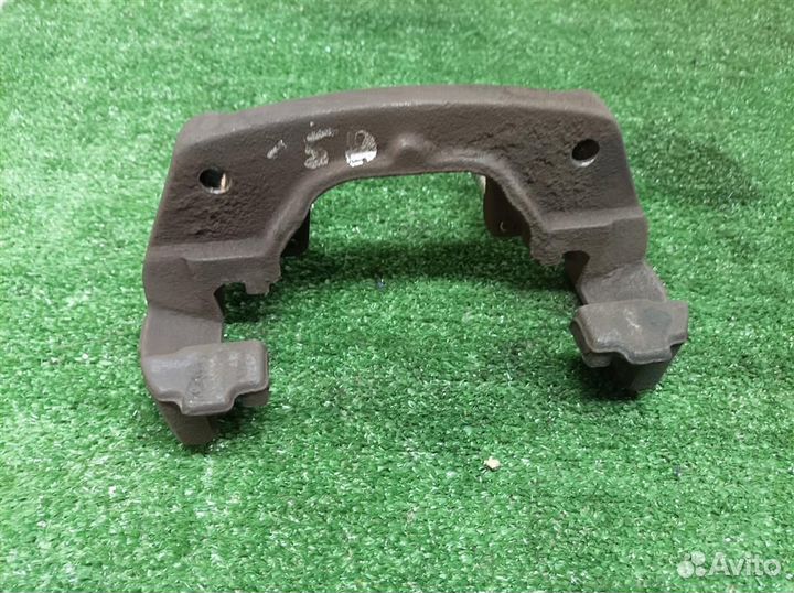 Скоба суппорта переднего Land Rover
