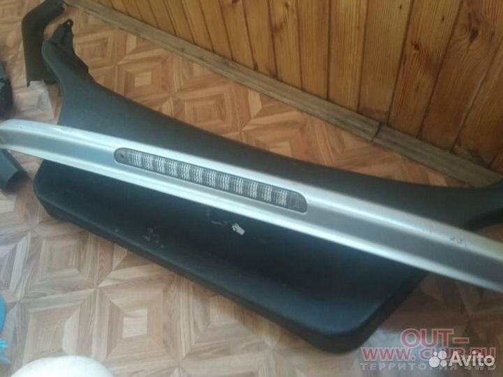 Спойлер и обшивка крышки багажника на Митсубиси