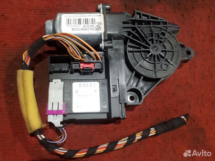 Правый передний стеклоподъёмник гольф 6