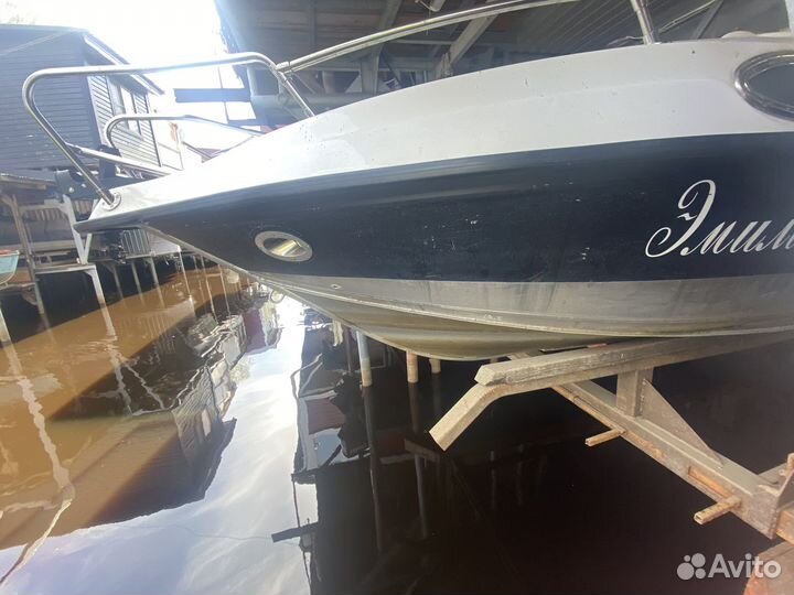 Каютный катер Grizzly 580 с домом над водой