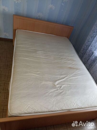 Кровать двухспальная с матрасом 140 200