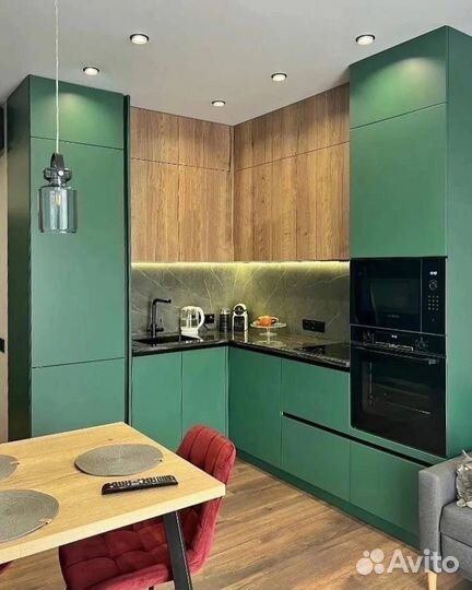 Угловой кухонный гарнитур до потолка с подсветкой