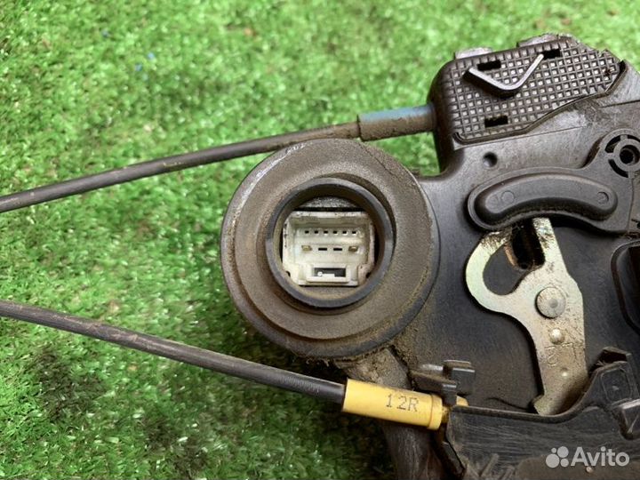 Замок двери задний левый Toyota Ist NCP61 1nzfe