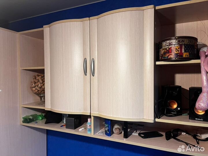 Компьютерный стол 2 навесных шкафа