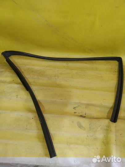 Уплотнитель стекла двери Mitsubishi lancer X