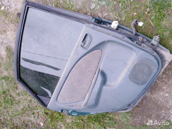 Левая дверь Toyota avensis лифтбэк