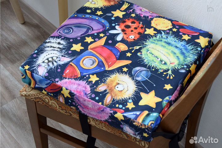 Подушка бустер на стул Сюжет