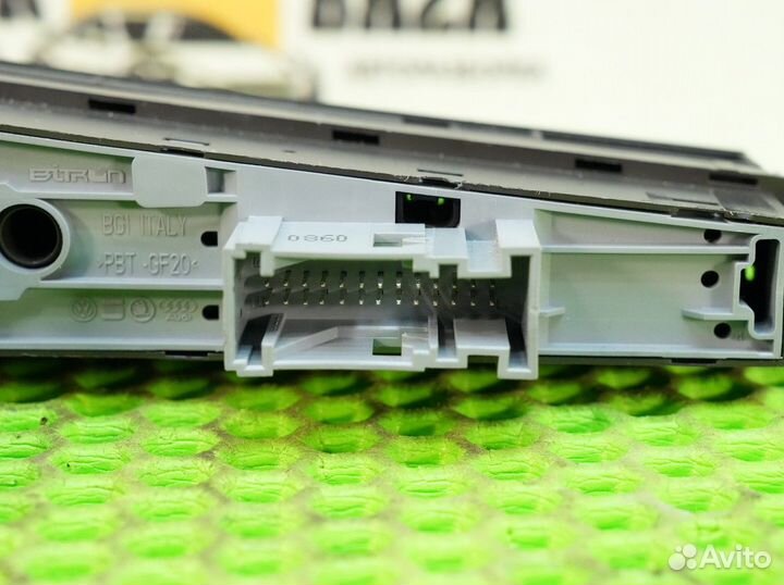 Кнопка фиксатора стояночного тормоза