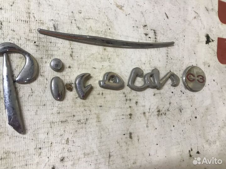 Эмблема на крышку багажника Citroen C3 Picasso