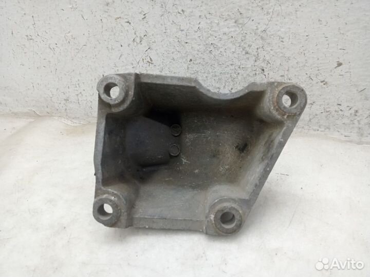 Кронштейн двигателя audi 100 C4 Левый