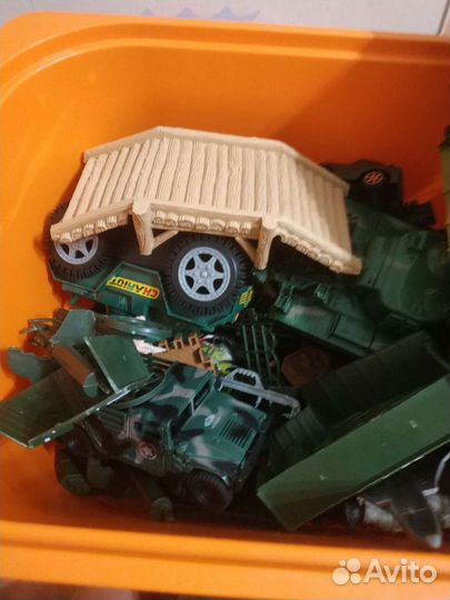 Солдатики много