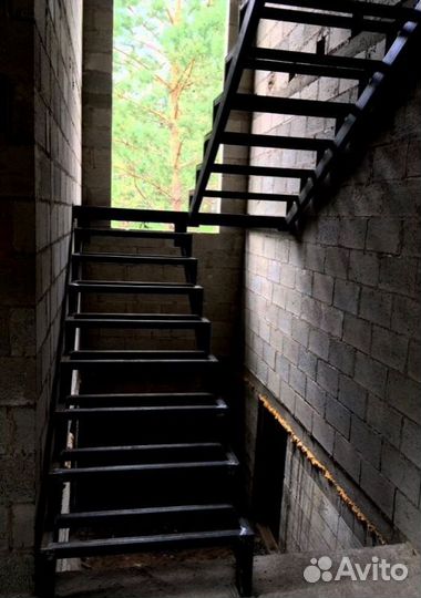 Лестница металлическая дизайн 4702