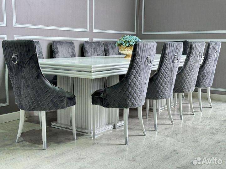 Стол и стулья в гостиную. В наличии