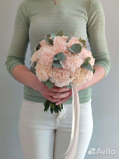 Свадебный букет из гвоздик и эвкалипта