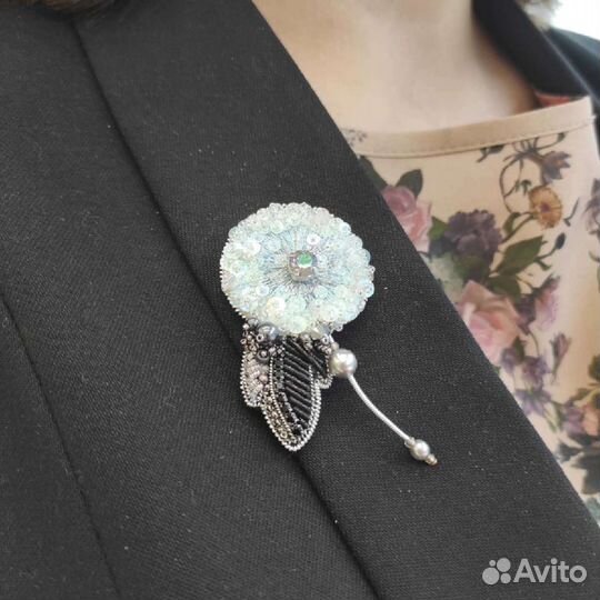 Брошь из бисера одуванчик