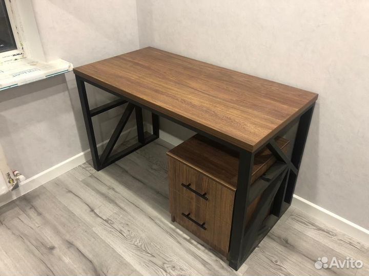 Компьютерный стол в стиле лофт