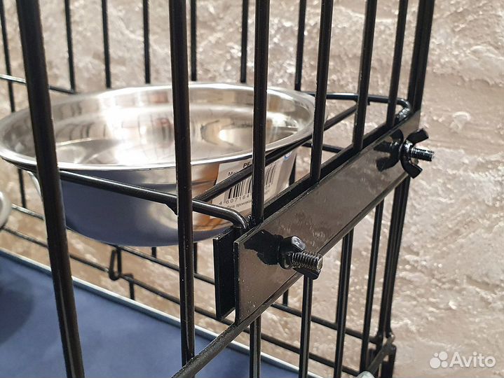 В клетки для собак миска