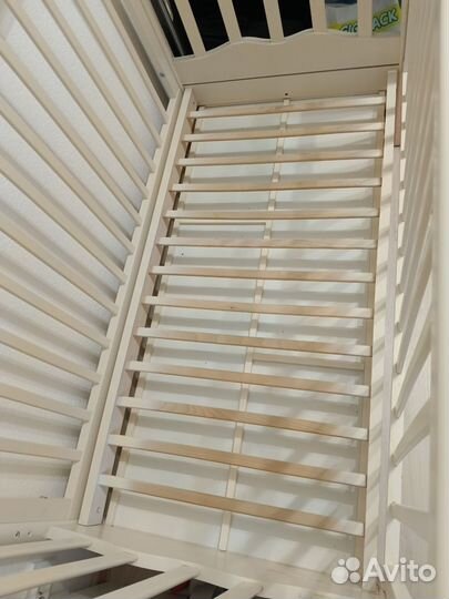 Детская кроватка с маятником и ящиком