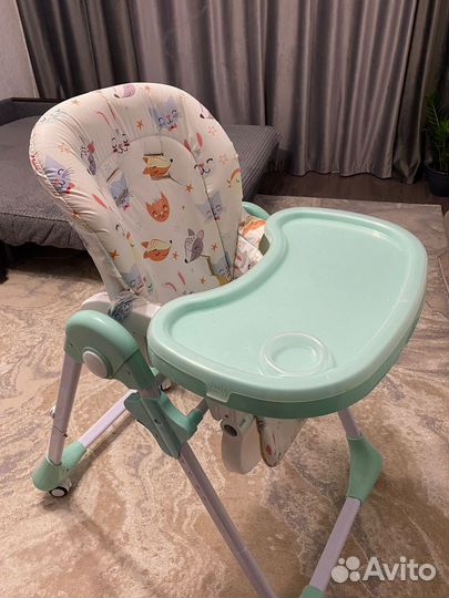 Стульчик для кормления и детская кроватка