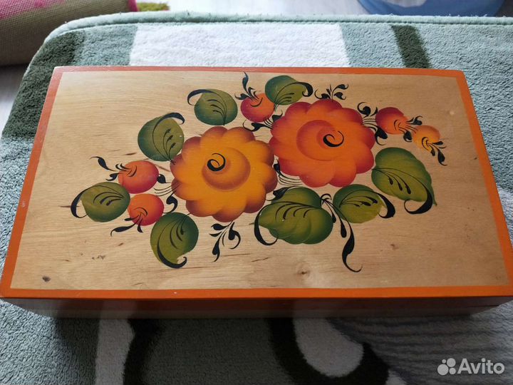 Деревянная шкатулка